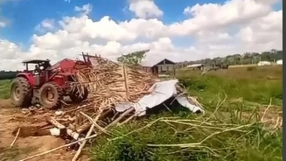 Centenas de famílias são despejadas de acampamentos em Machadinho do Oeste, Rondônia