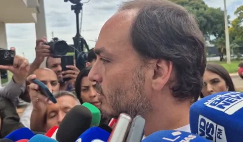 Carlos Bolsonaro diz que pai está ‘devastado psicologicamente’ e chorou na visita