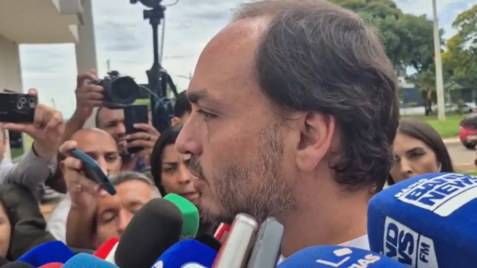 Carlos Bolsonaro diz que pai está ‘devastado psicologicamente’ e chorou na visita