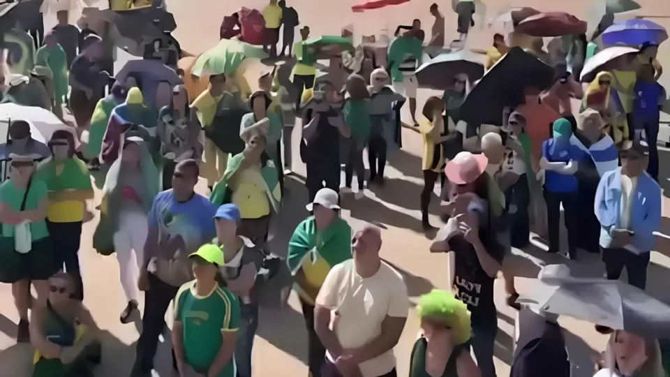Ato pela anistia de Bolsonaro fracassa e reúne somente 130 pessoas no DF