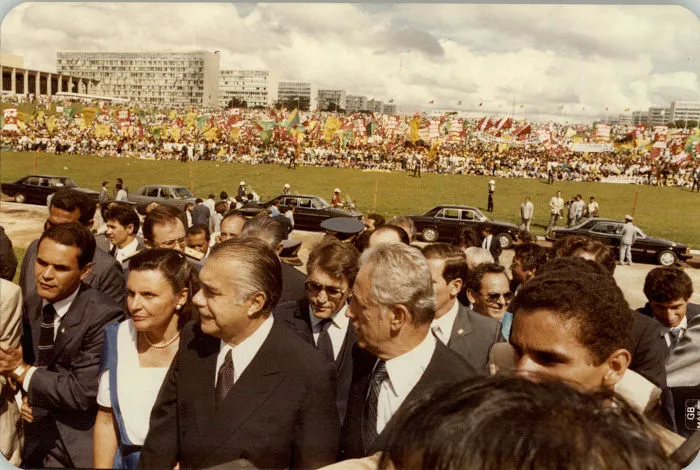 Posse José Sarney Apesar de Tancredo Neves ter vencido a eleição, o mesmo faleceu antes da posse, e José Sarney assumiu a Presidência em 15 de março de 1985, inaugurando oficialmente a Nova República. Imagem: Arquivo Nacional