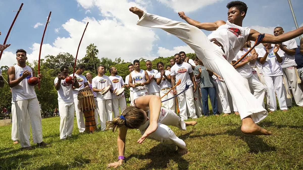 Capoeira A capoeira uniu corpo, música e resistência, disfarçando a luta em dança e se tornando símbolo da liberdade negra. Imagem: reprodução