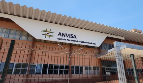Anvisa proíbe comercialização de 2 cosméticos: um perfume e uma maquiagem
