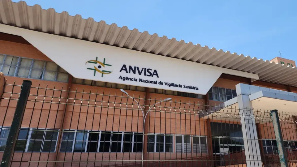 Anvisa proíbe comercialização de 2 cosméticos: um perfume e uma maquiagem