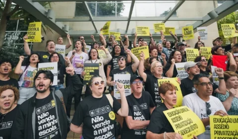 Educadores protestam contra privatização e militarização das escolas no Paraná