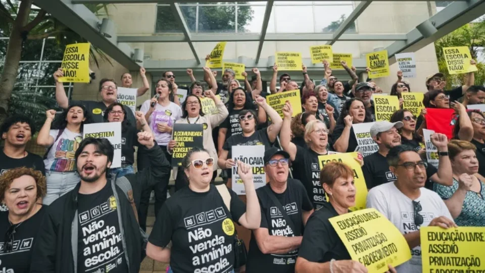 Educadores protestam contra privatização e militarização das escolas no Paraná