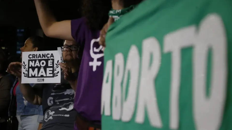 Senado deixa projeto antiaborto em segundo plano enquanto Damares busca relatoria
