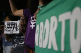 Movimentos lançam abaixo-assinado contra PDL que ameaça aborto legal de menina vítimas de estupros