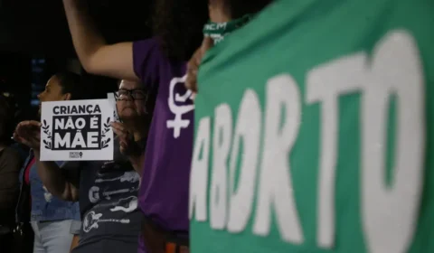 Movimentos lançam abaixo-assinado contra PDL que ameaça aborto legal de menina vítimas de estupros