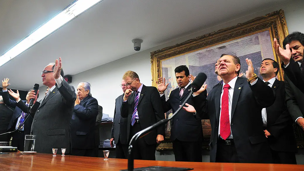 Bancada religiosa Estado laico Deputados fazendo oração em reunião da Câmara Federal. Foto: Saulo Cruz