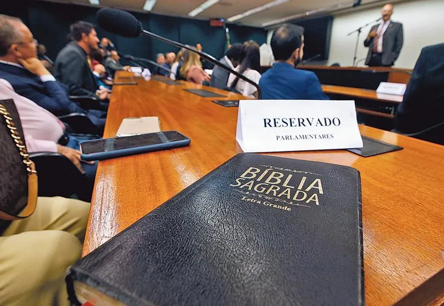 Ser um Estado laico não significa ser contra a religião, mas agir com neutralidade - algo frequentemente desrespeitado quando símbolos religiosos invadem o espaço público. Foto: Cristiano Mariz 