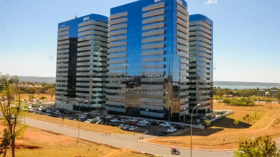 Justiça afasta temporariamente presidente e diretor do BRB