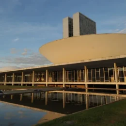DIAP projeta recorde de candidatos à reeleição e baixa renovação na Câmara em 2026