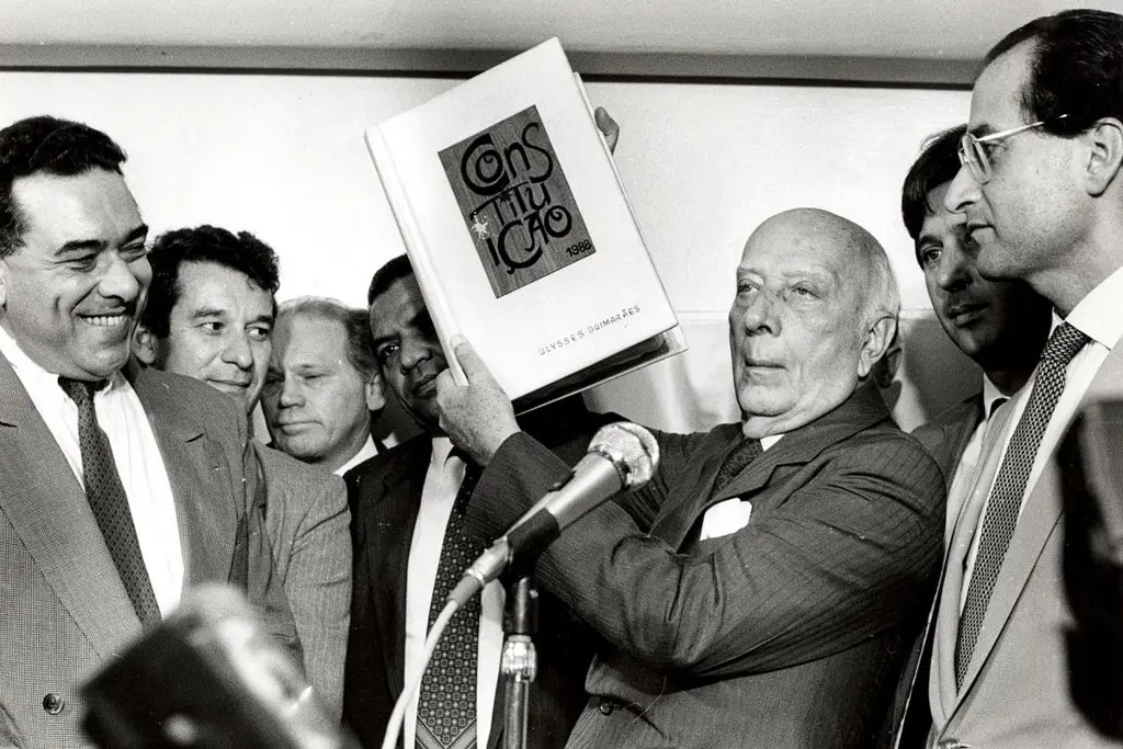 Ulysses Guimarães e a Constituição Cidadã Na imagem, Ulysses Guimarães anuncia a nova Constituição de 1988, conhecida como “Constituição Cidadã”. Foto: Arquivo Abr