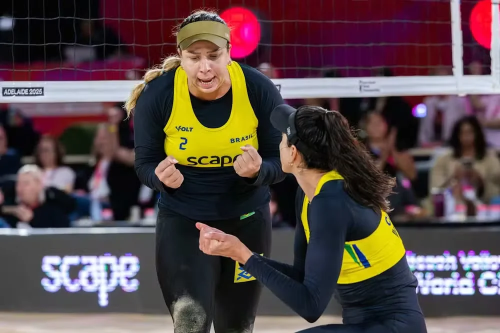 Carol e Rebecca em quadra na semifinal do Mundial de vôlei de praia — Foto: Divulgação