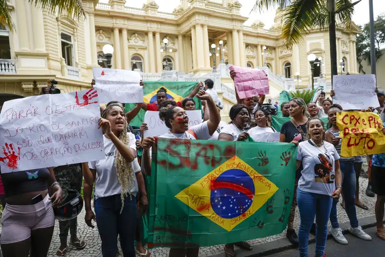 Protesto contra a operação policial que deixou mais de 119 pessoas mortas no Complexo da Penha, em frente ao Palácio Guanabara, sede do governo do Estado. Foto: Fernando Frazão/Agência Brasil