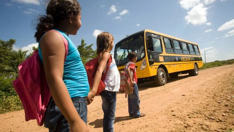 Lula sanciona lei que amplia programas de alimentação e transporte em escolas