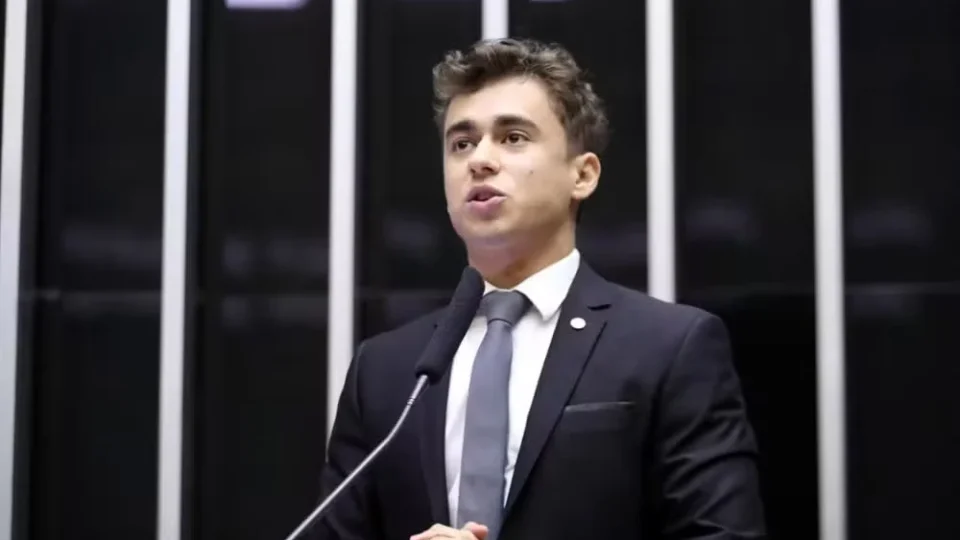 Uso de celular com Bolsonaro abre margem para Nikolas responder processo na Justiça