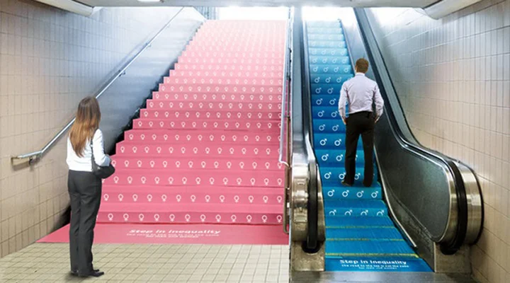 desigualdade de genero O capitalismo se apoia nas diferenças para manter a desigualdade de classe. Superar isso exige articular redistribuição, reconhecimento e poder coletivo em uma mesma luta por emancipação. Foto: Anúncio Step in Inequality (‘Pise na Desigualdade’, em inglês), da Miami Ad School.