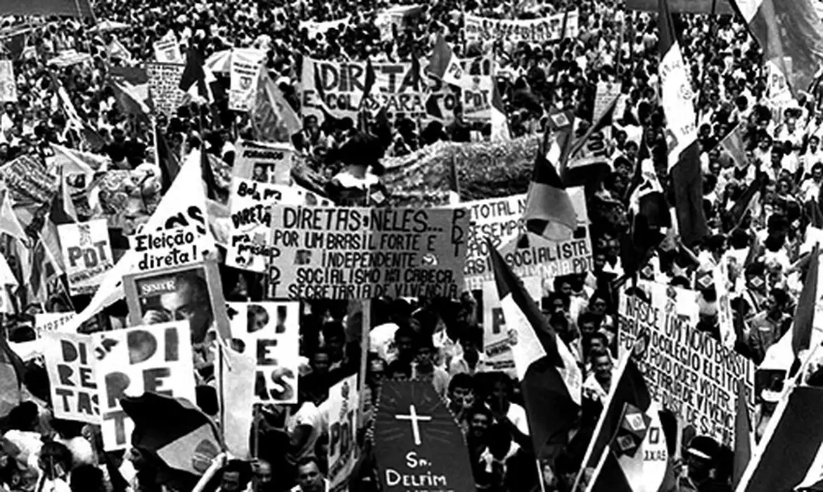 Diretas Já Na imagem, uma manifestação do Diretas Já nas avenidas Rio Branco e Presidente Vargas, no centro do Rio de Janeiro. Foto: Vidal da Trindade