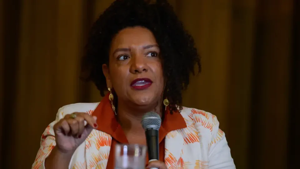 Deputada Renata Souza registra ameaça de morte e ataques racistas na polícia do RJ