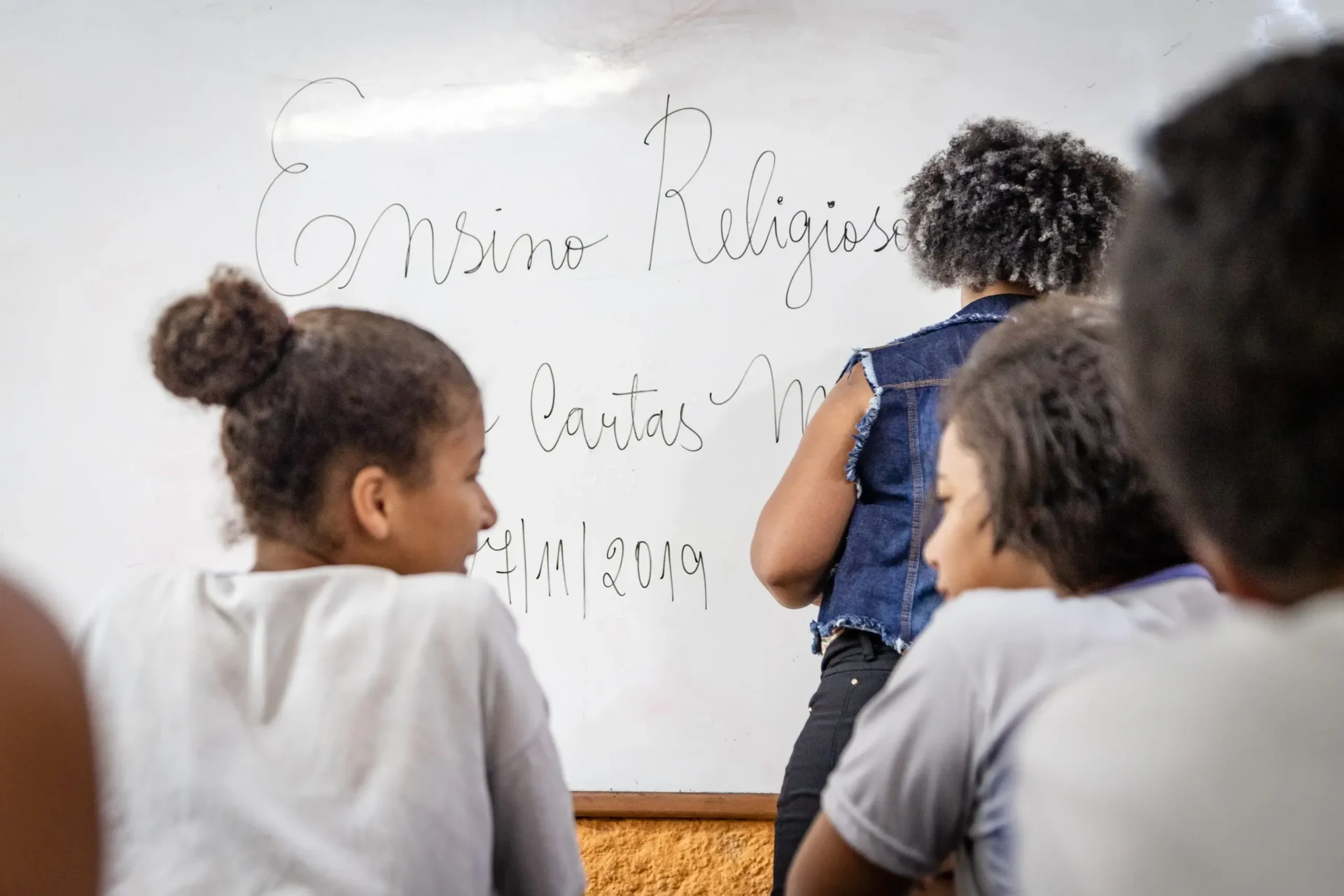 A decisão do STF que permitiu o ensino religioso confessional em escolas públicas reacendeu o debate sobre a violação da neutralidade do Estado em relação à fé. Imagem: divulgação