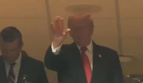 Trump é vaiado pelo público durante jogo da NFL nos EUA; veja
