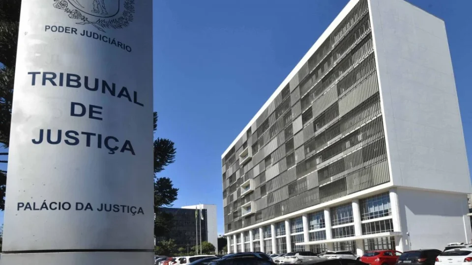 Casal desiste de adoção, abandona criança em fórum e é condenado pela Justiça do PR