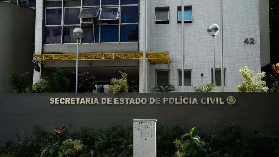 Menino é baleado dentro de escola em operação policial no RJ; sala da UFRJ é atingida