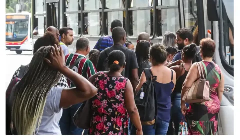 Número dos que procuram emprego há mais de 2 anos cai 17,8%, diz IBGE