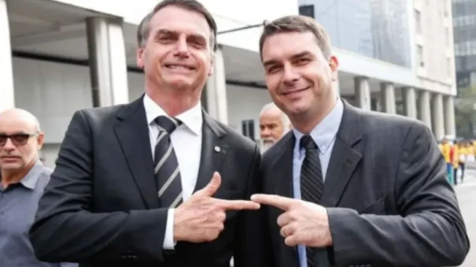 Briga no clã Bolsonaro dificulta acordos e plano de projetar Flávio como moderado, avalia centrão