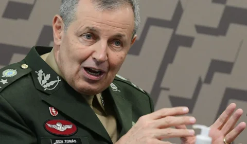 Chefe do Exército pede a Moraes que militares condenados não sejam algemados