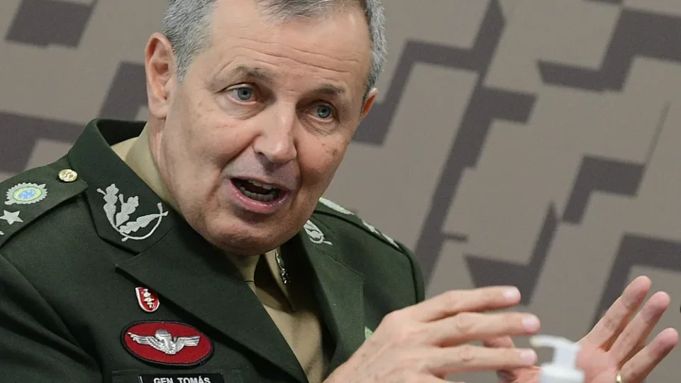 Chefe do Exército pede a Moraes que militares condenados não sejam algemados