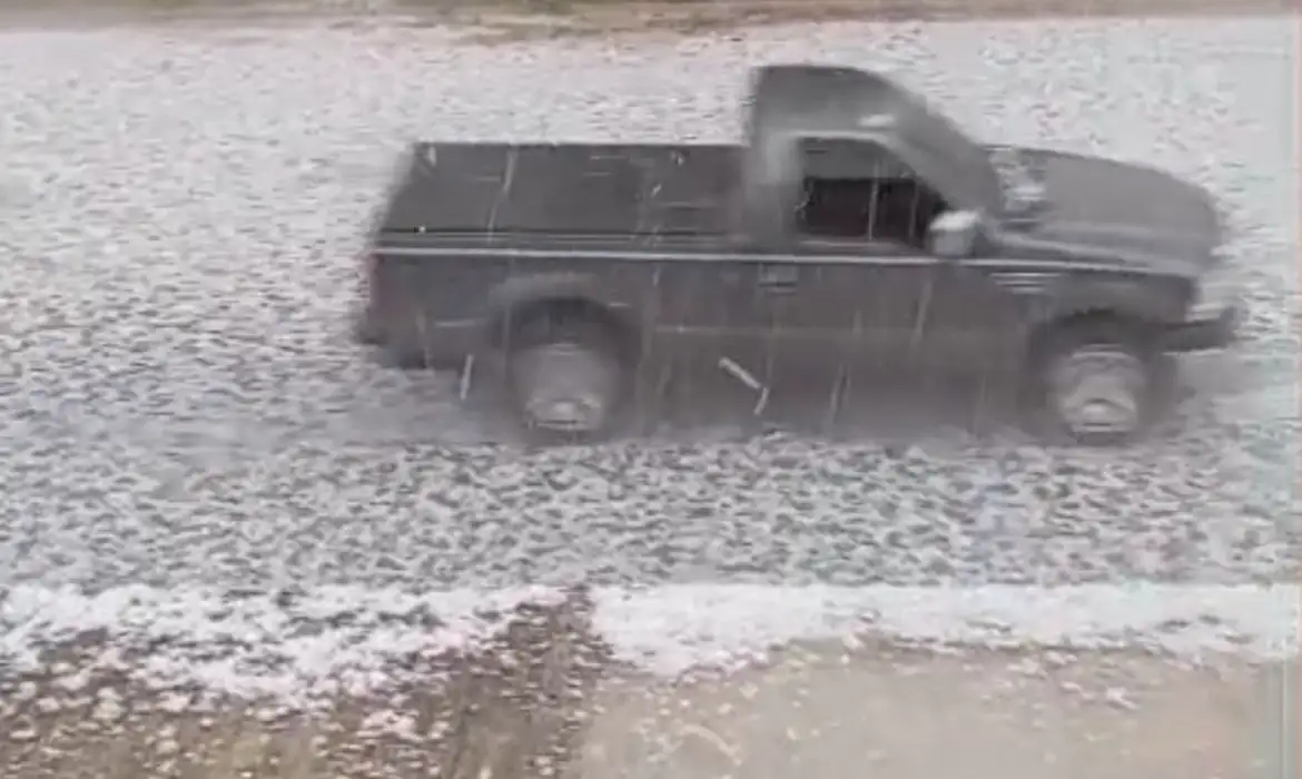 Temporal e chuva de granizo destroem cidades no RS e em SC; outros estados foram afetados
