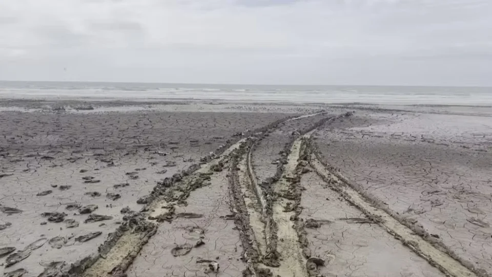 Faixa de lama interdita trecho da maior praia do Brasil e intriga cientistas no RS