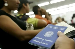 Mulheres negras ganham 53% menos que homens brancos, aponta Dieese