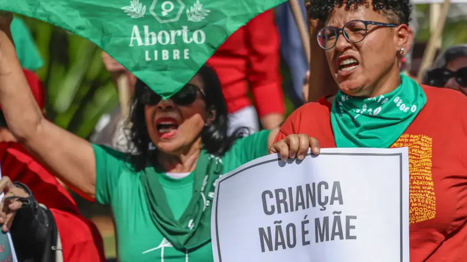 Câmara vota hoje projeto que ameaça aborto legal de meninas vítimas de estupro