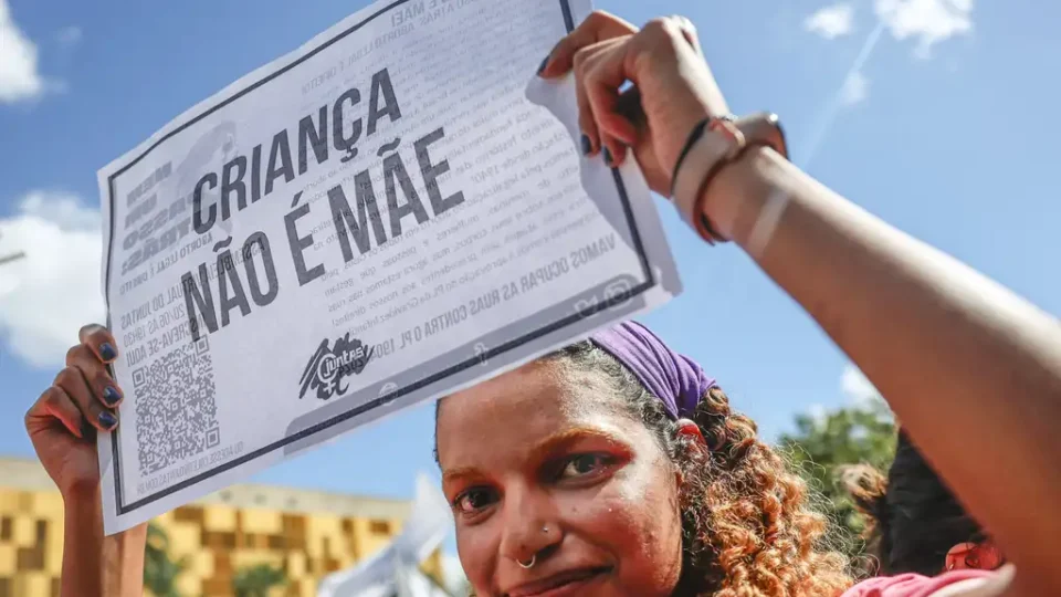 Câmara aprova projeto que ameaça aborto legal de meninas vítimas de estupro