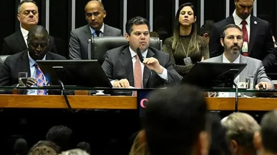 Alcolumbre cogita sessão relâmpago contra indicação de Messias para o STF