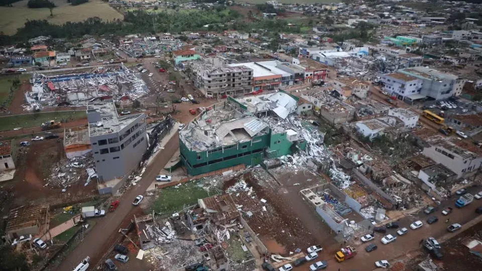 Imagens mostram cenário de destruição após tornado que causou seis mortes no Paraná