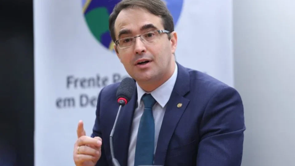 Deputado paulista concentra 1/4 dos gastos da Câmara com anúncios no Facebook em 2025