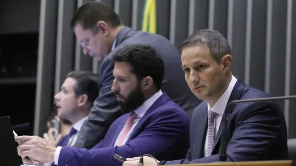 Derrite apresenta sexto texto do PL antifacção minutos antes da votação