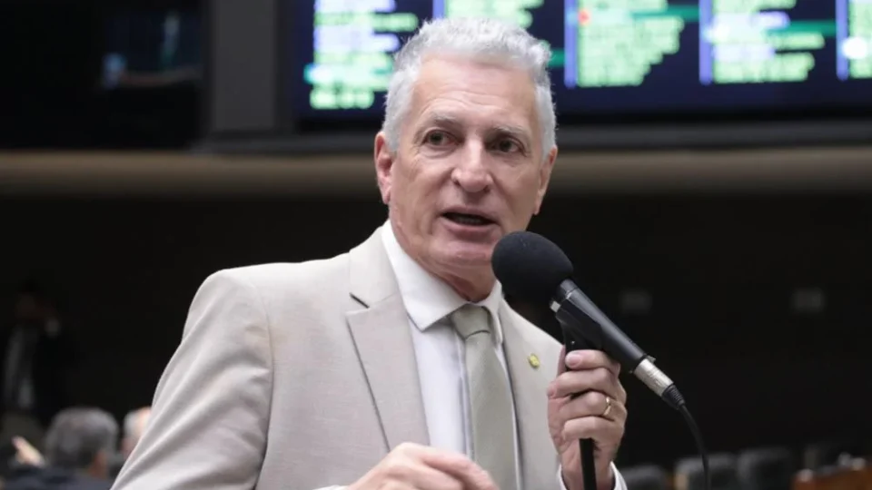 Deputado pede quebras de sigilo e vê ligação entre Banco Master, igrejas e INSS