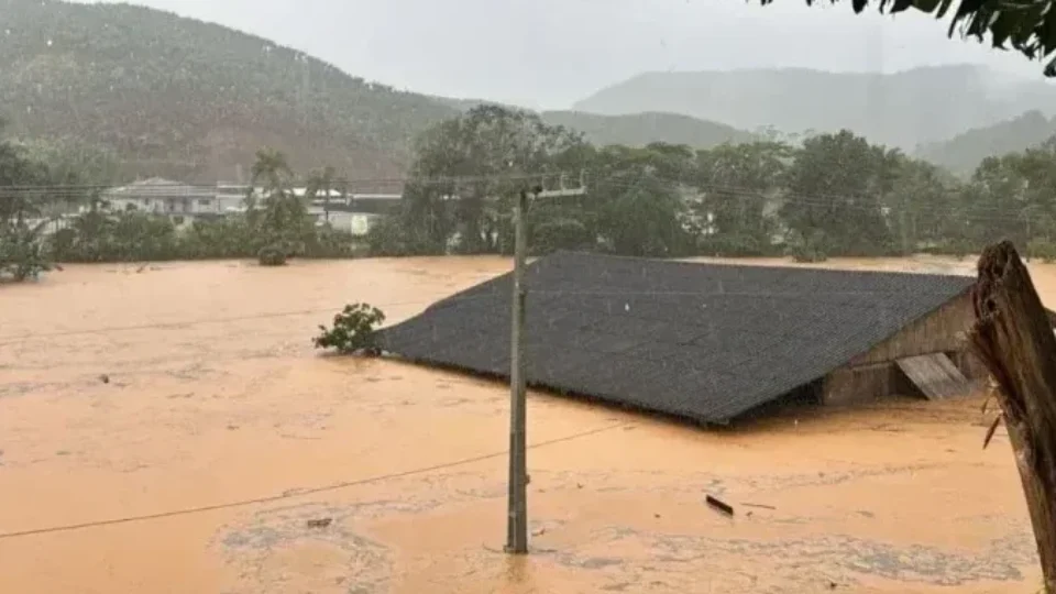 Temporal e chuva de granizo destroem cidades no RS e em SC; outros estados foram afetados
