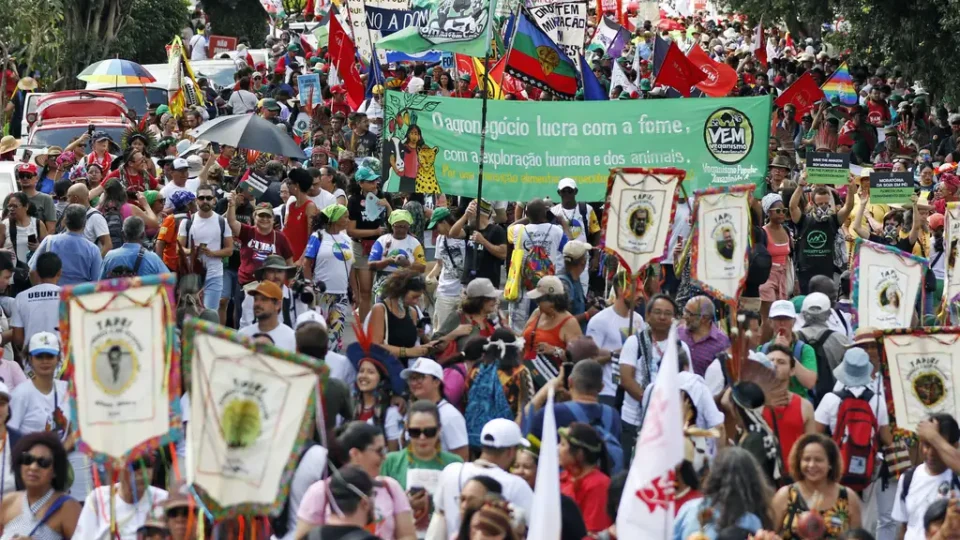 Marcha pelo Clima reúne 70 mil e leva força amazônica às ruas de Belém