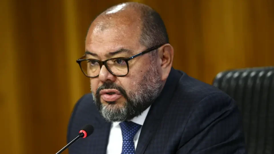 PF aponta ex-ministro de Bolsonaro como pilar institucional de desvios no INSS