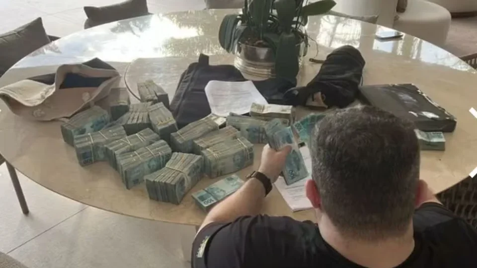 PF encontra R$ 1,6 milhão na casa de diretor do Banco Master, diz site
