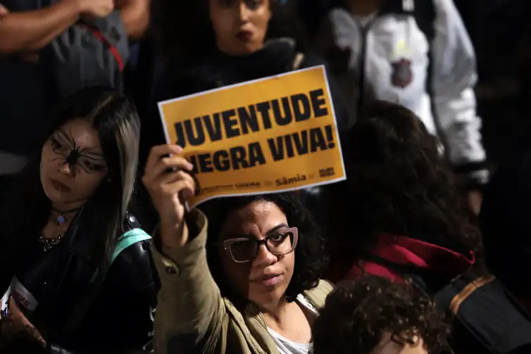 Pessoas na Avenida Paulista durante manifestação contra a operação policial Contenção no Rio de Janeiro. Foto: Paulo Pinto/Agência Brasil