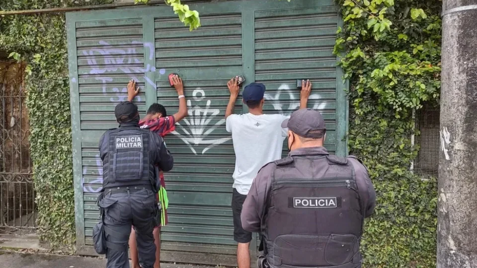 Por envolvimento com drogas, pessoas negras ficam um ano a mais presas do que as brancas no RJ