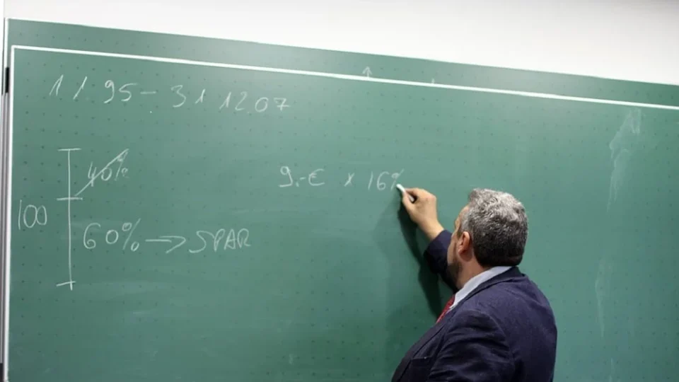 Câmara aprova PEC que libera acúmulo de cargo para professores